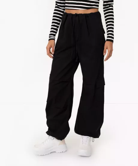 calça de sarja parachute cargo cintura média com bolsos preta - C&A
