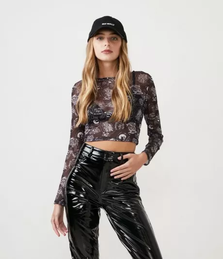 Blusa Cropped em Tule com Estampa Floral e Caveiras Preto