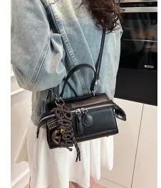 Сумка на плече з брелоком у вигляді ключа та брецеля | Код товару: 264381 , купити в інтернет-магазині A-SHOP, мережа жіночих аксесуарів Київ, Україна: ціни, фото