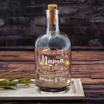 Glück ist, eine Mama wie dich zu haben - Gravierte Glasflasche zu Muttertag mit einseitiger Gravur und LED Lichterkette am Korken